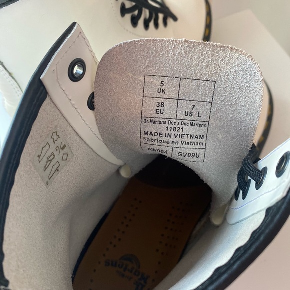 Doc Martens style 11821 bright white boots with black trim and laces . US size 7 - Picture 4 of 5